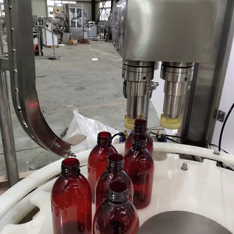 3 KW Maszyna do napełniania butelek olejku eterycznego z zasysającym urządzeniem zapobiegającym kapaniu